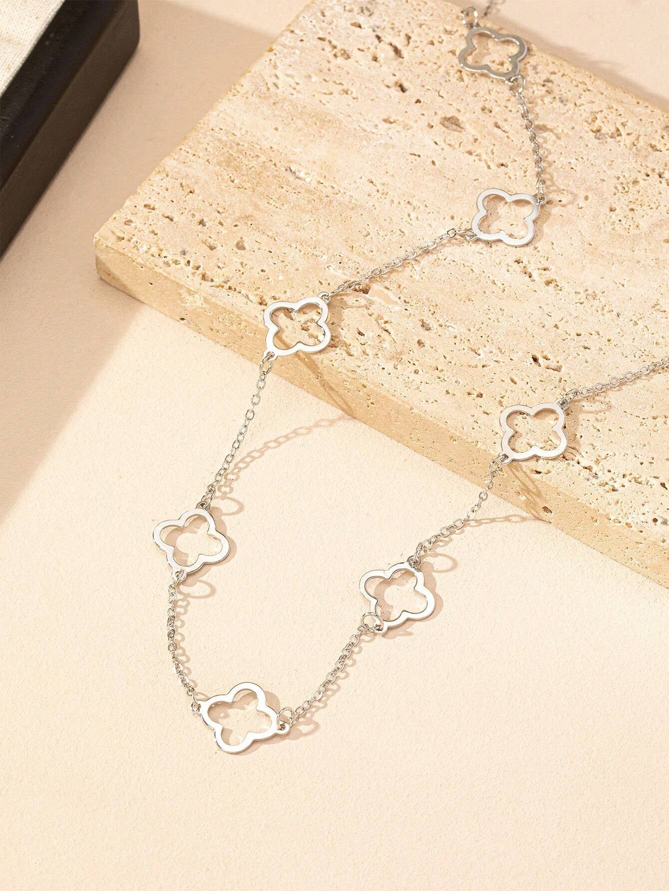 Un pendentif trèfle ajouré 20