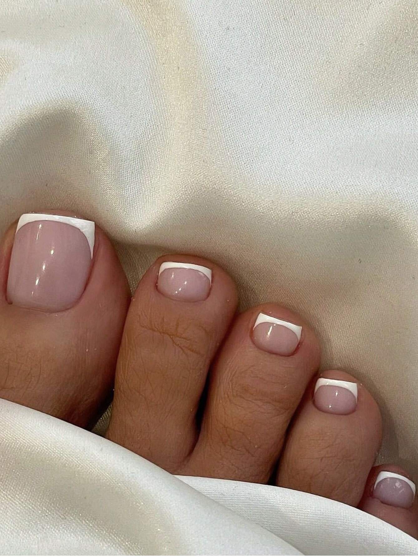 24 pièces Ongles pressés en blanc 09