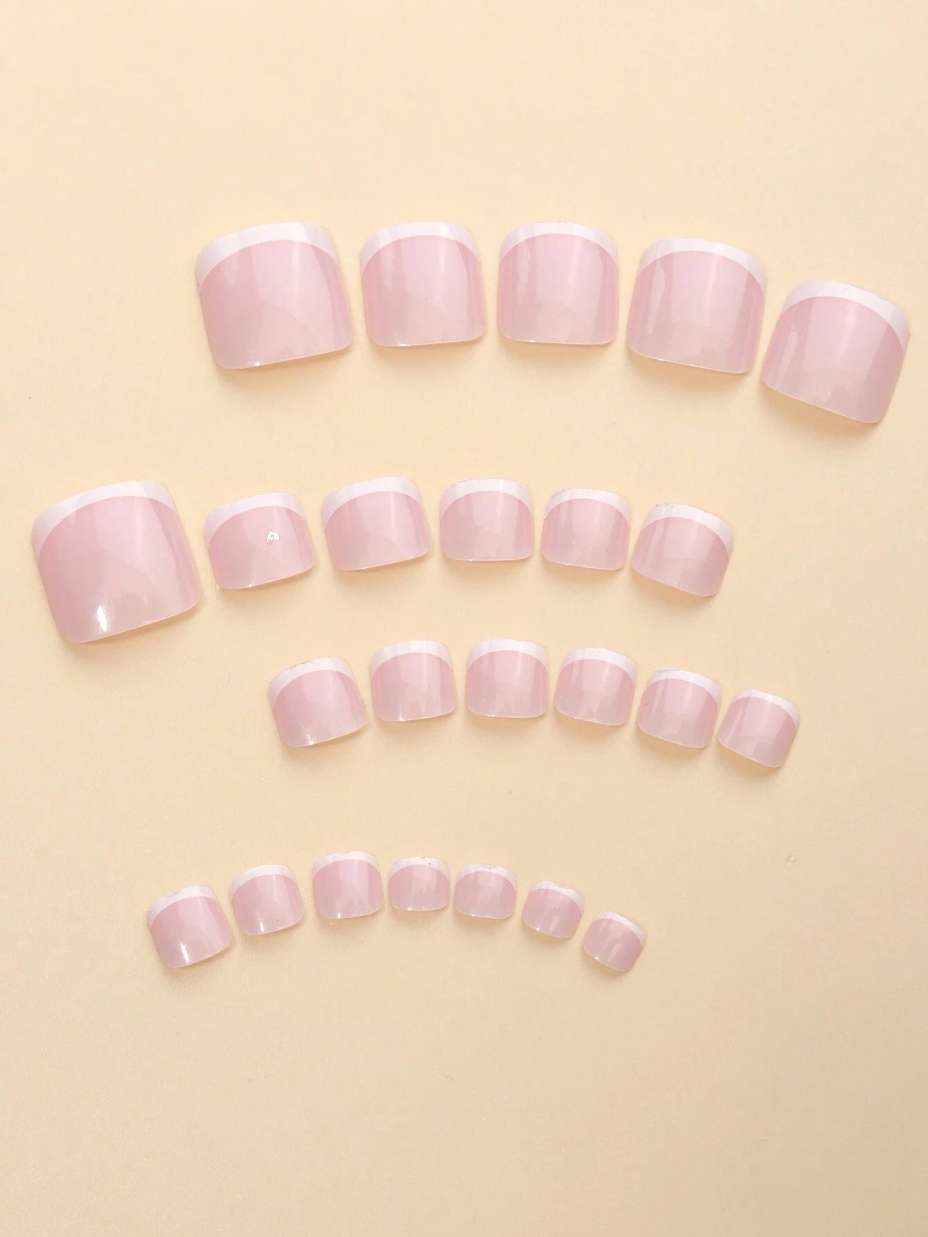 24 pièces Ongles pressés en blanc 09