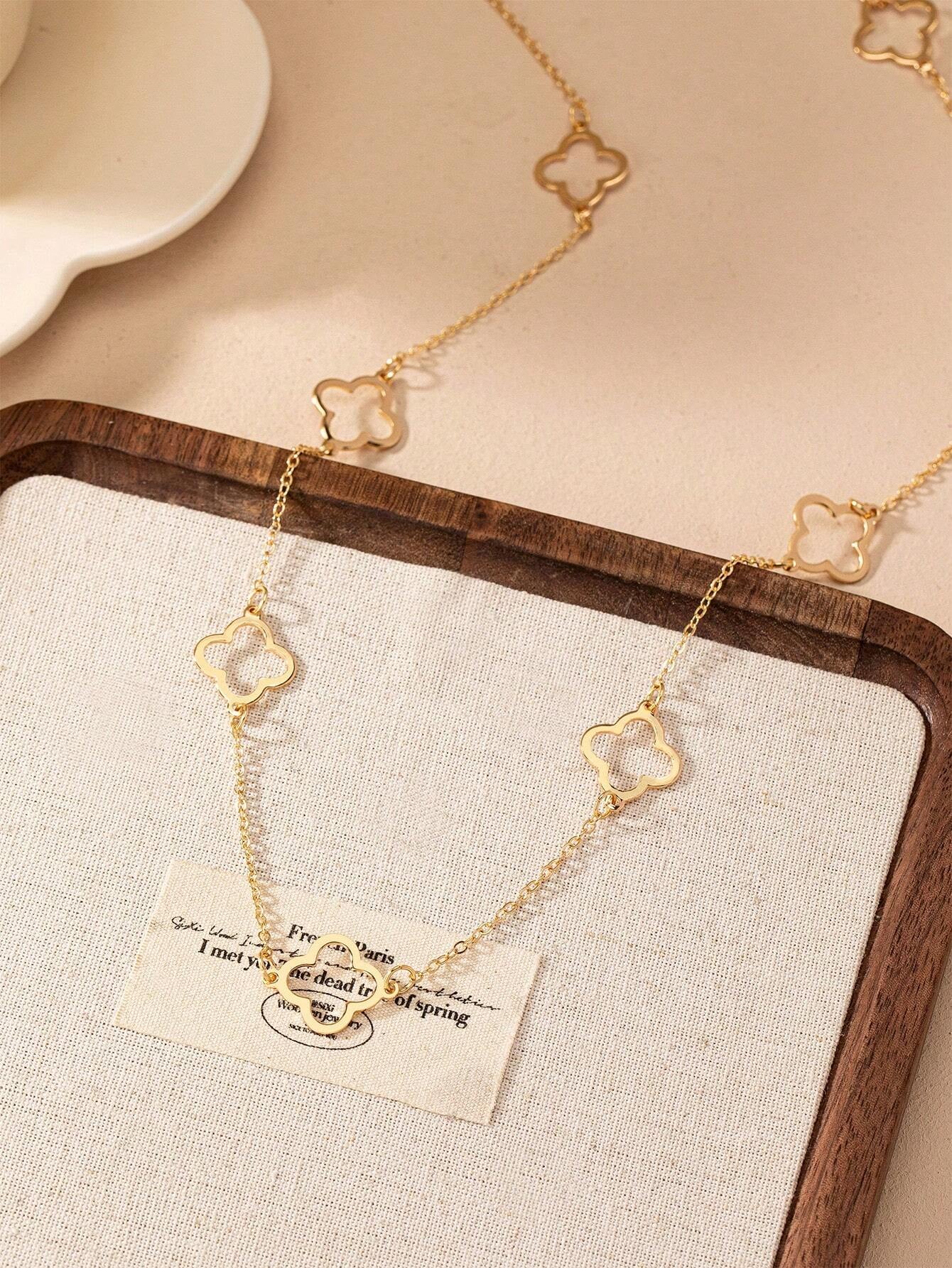 Un pendentif trèfle ajouré 20