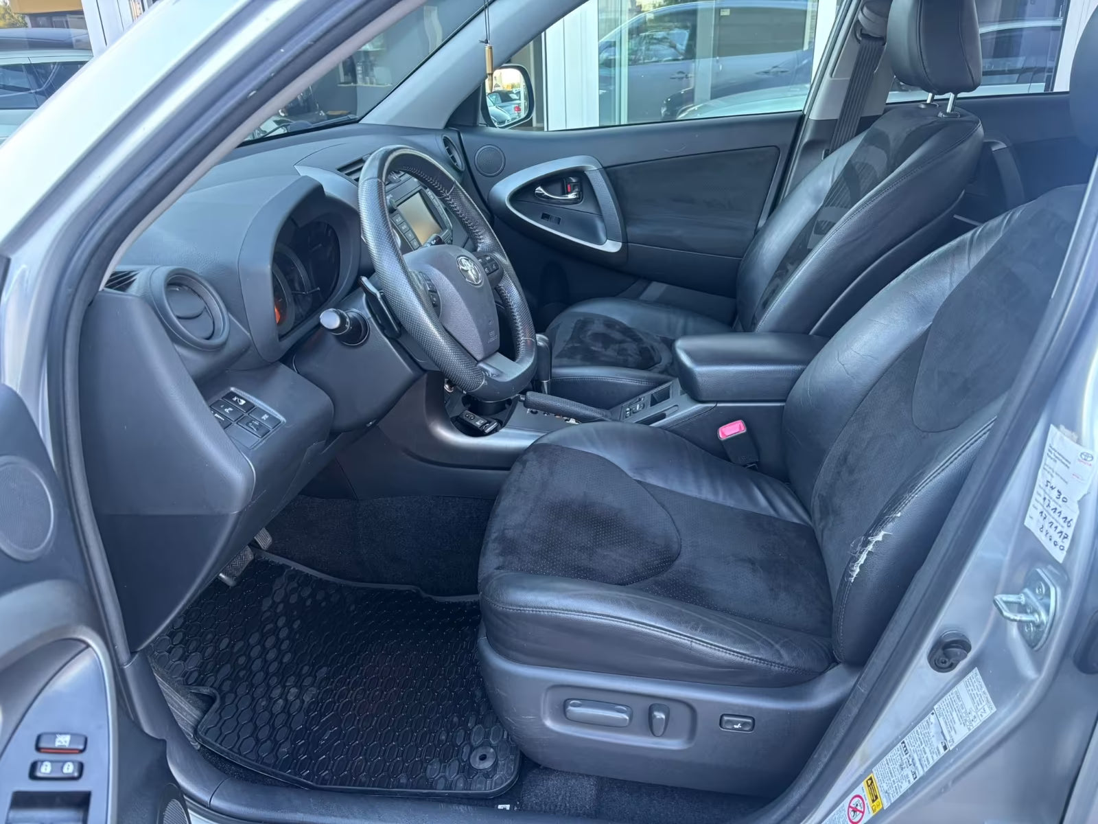 Toyota RAV4 Exécutive 4×4 – Diesel Automatique