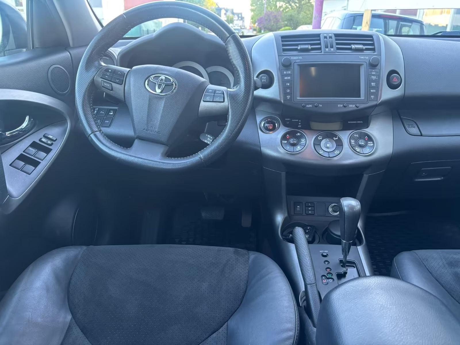 Toyota RAV4 Exécutive 4×4 – Diesel Automatique