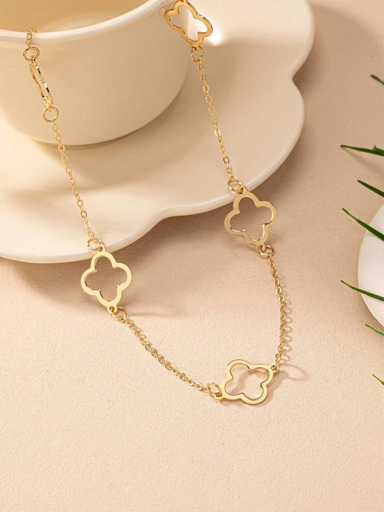 Un pendentif trèfle ajouré 20