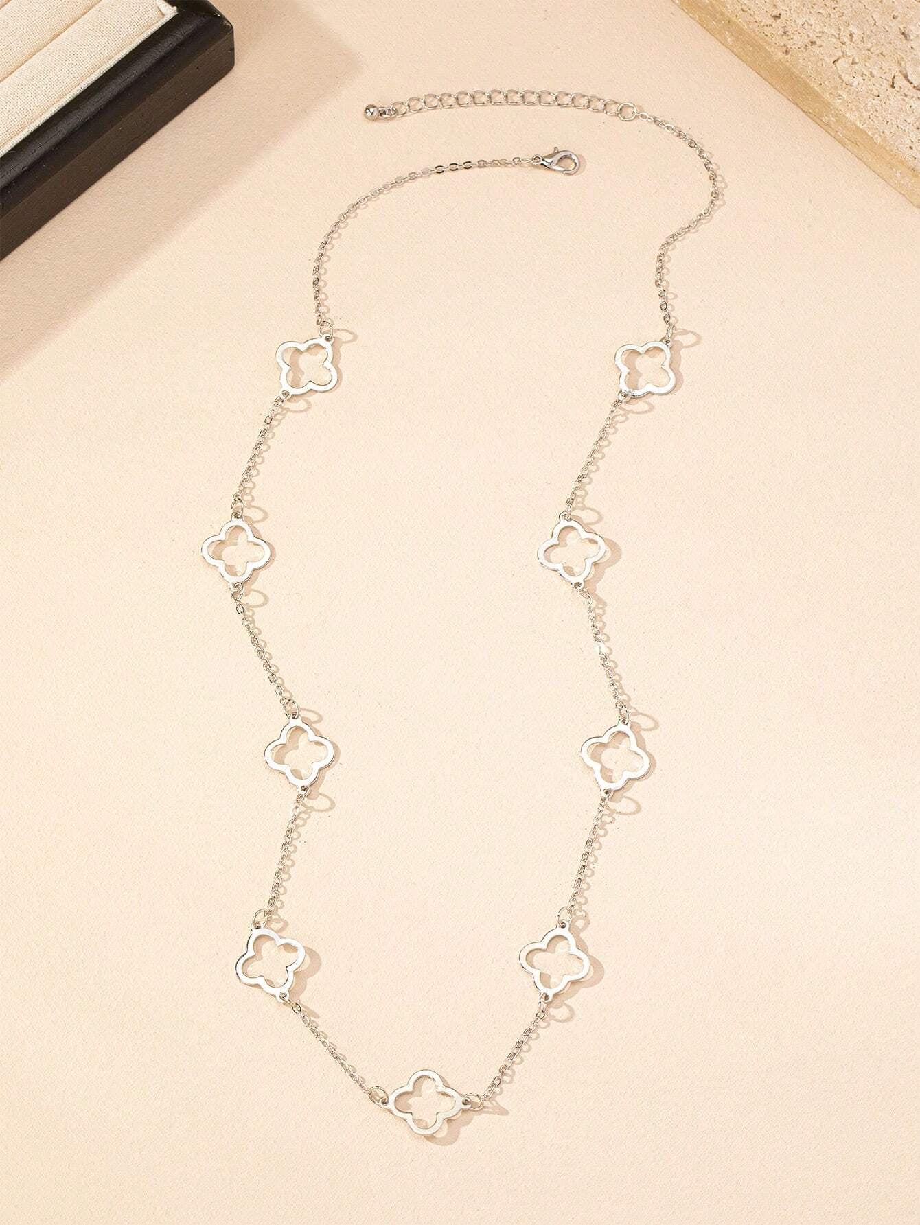 Un pendentif trèfle ajouré 20