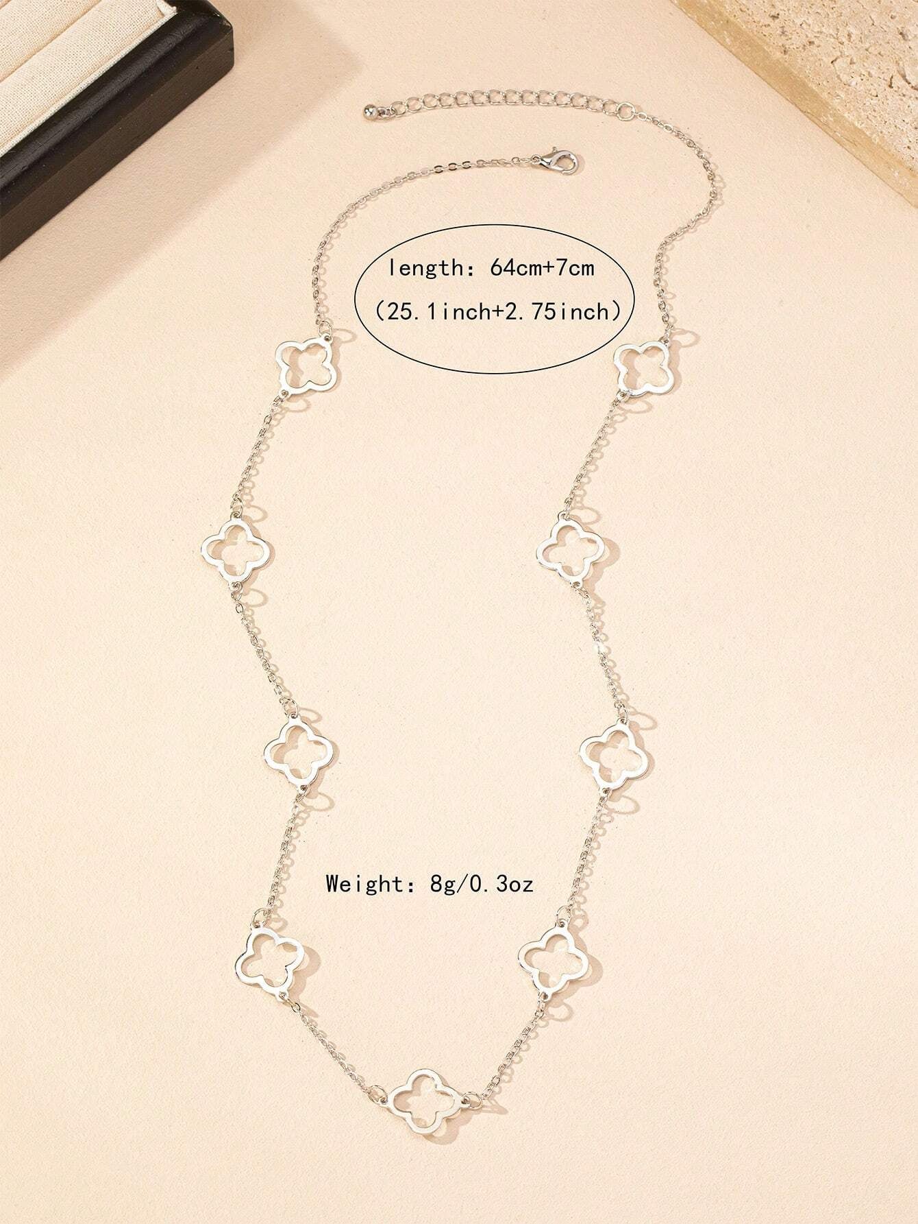 Un pendentif trèfle ajouré 20