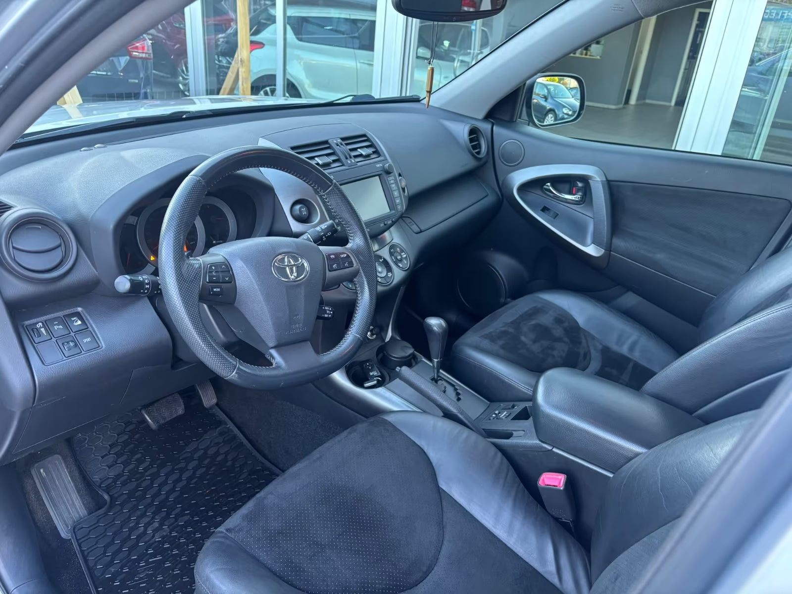 Toyota RAV4 Exécutive 4×4 – Diesel Automatique