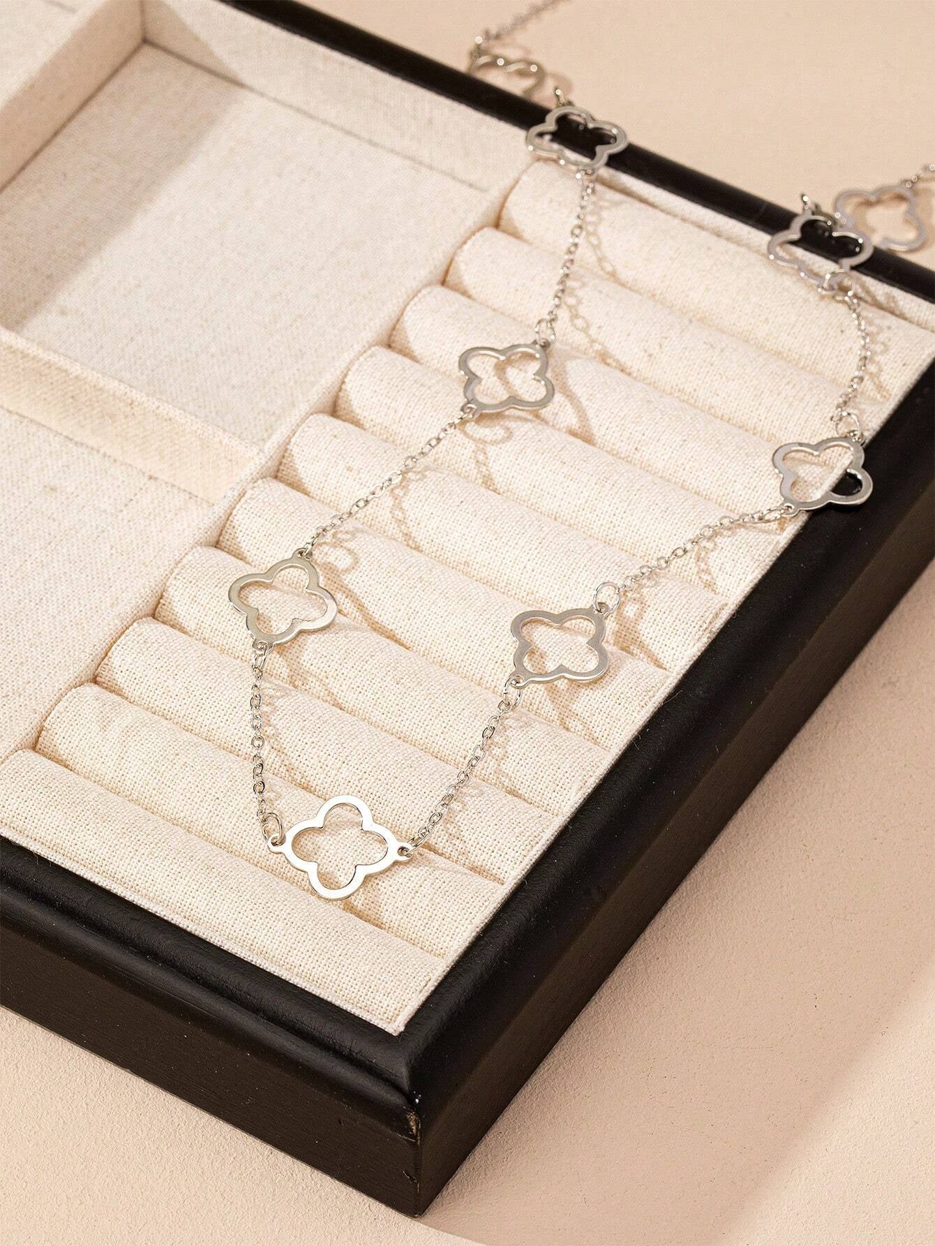Un pendentif trèfle ajouré 20