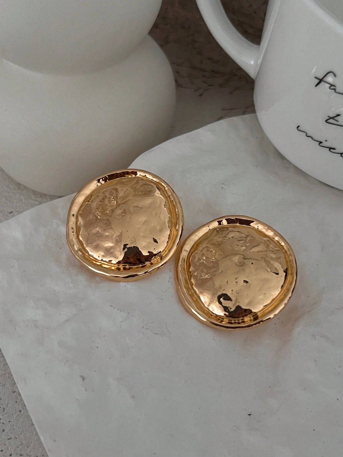 1 paire de boucles d'oreilles rondes