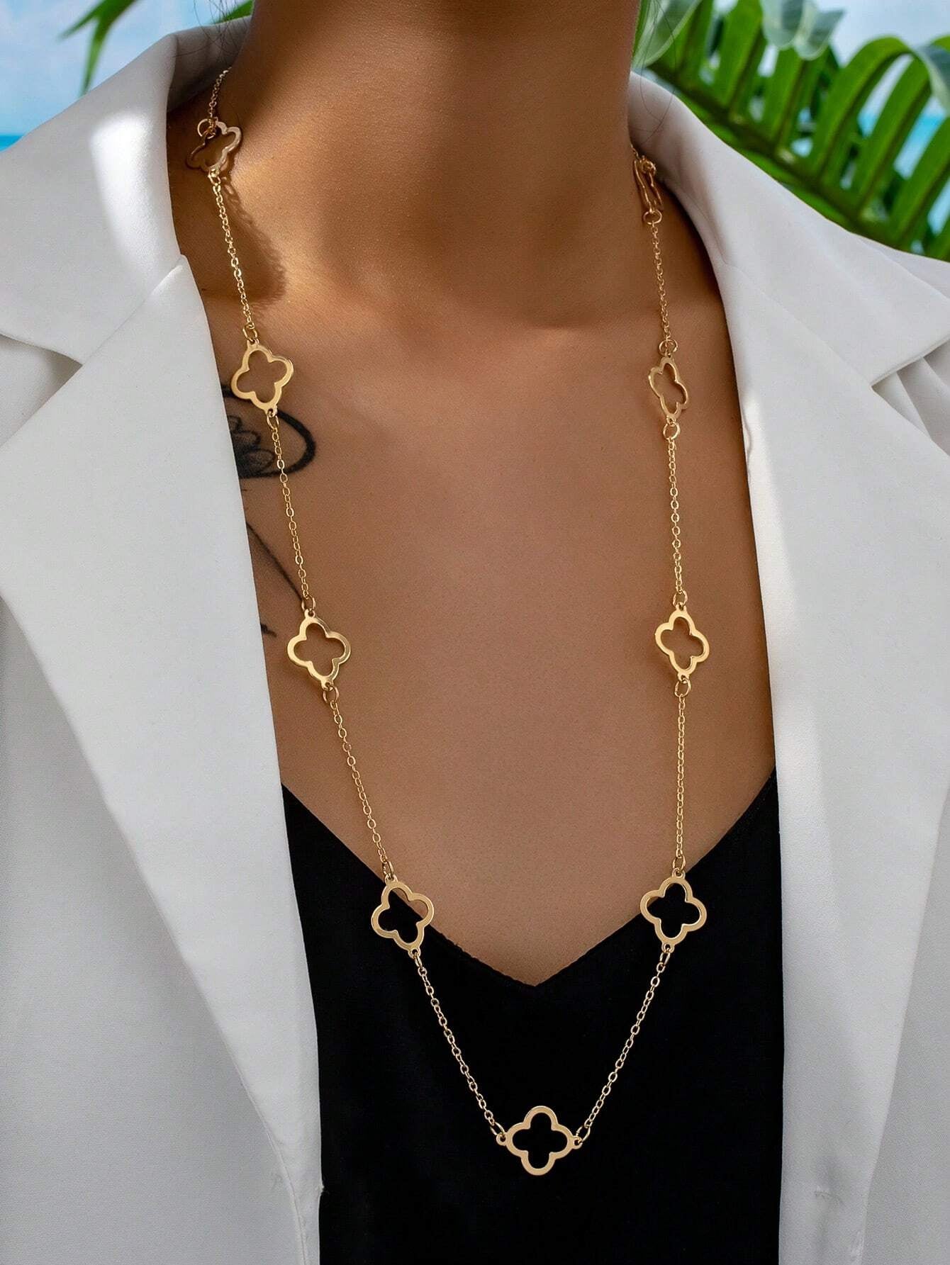 Un pendentif trèfle ajouré 20